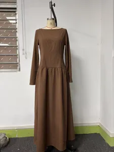 Französisches Bootausschnitt Langarm Braun Midikleid, elegante taillierte A-Linie Detailansicht.