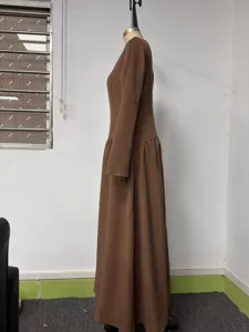 Braunes Langarmkleid Seitenansicht, elegantes A-Linie Taillendesign, glatte Stoffdetails.