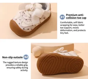 Scarpe primi passi per bambina con suola morbida dettaglio con grazioso fiocco e punta protetta.