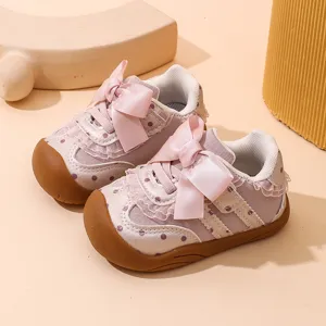 Scarpe neonata rosa a pois con grande fiocco, scarpe primi passi morbide per bambine piccole.
