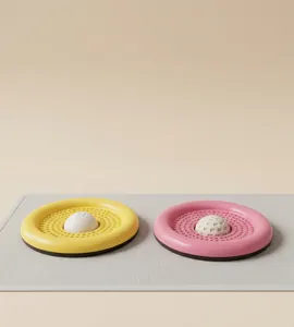 Dettaglio della ciotola da leccare per animali, design anti-schizzo per cani e gatti.