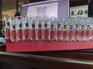 Vue détaillée de pinces à coudre en plastique transparent, pinces de matelassage solides.