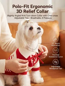 Primer plano del suéter de invierno para mascotas con cuello polo y lazo, detalle de punto.