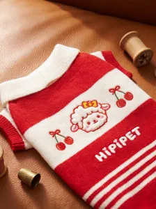 Suéter de punto rojo y blanco para mascotas con bordado lindo y cuello polo cálido.