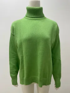 Vue rapprochée détaillée du pull col roulé vert montrant la texture en maille douce.