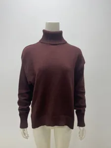 Vue détaillée du pull col roulé ample marron foncé, présentant une texture douce.