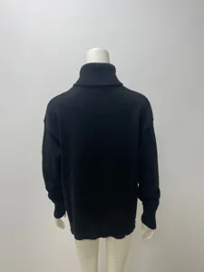 Pull over col roule uni femme detail dos, vetement tricot chaud automne hiver elegant.