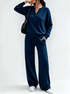 Vista dettagliata del top casual a maniche lunghe e dei pantaloni larghi blu scuro.