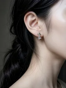 Exquisiter Schmetterling Ohrring aus S925 Sterling Silber mit feinen Zirkonia Steinen Detail.
