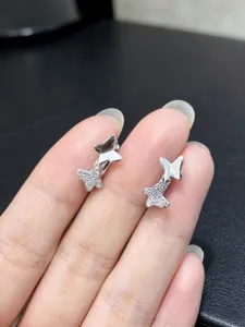 Nahaufnahme von doppelten Schmetterling Sterling Silber Zirkon Ohrringen Detail.