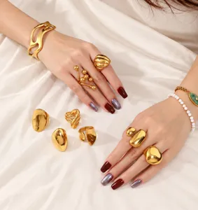 Conjunto de anillos de acero titanio dorado liso exagerado, detalle de joyería de moda.