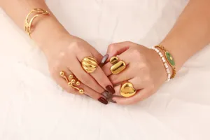 Conjunto de anillos y pulseras de acero de titanio liso exagerado para mujer moda diaria.