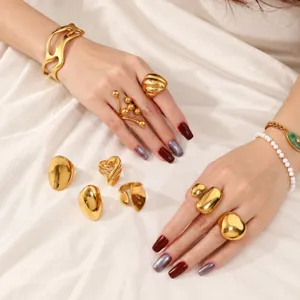Anillo de Acero de Titanio Liso Exagerado para Mujer Chapado en Oro de 18K Moda Anillo de Corazón Geométrico Joyería de Fundición