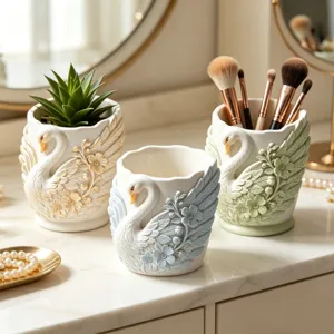Vue détaillée du pot de fleurs cygne en relief 3D avec un design floral exquis et élégant.