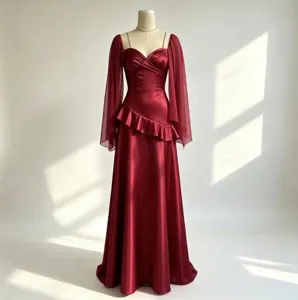 Élégante robe de soirée bordeaux sans bretelles avec manches transparentes et volant.