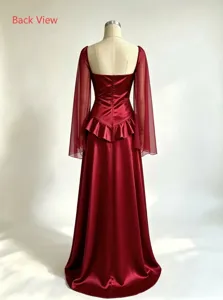 Robe de soirée en satin rouge vin détail dos, manches longues élégantes et taille plissée chic.