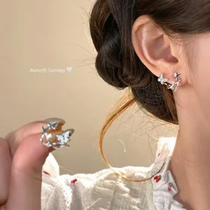 Filigrane silberne Schmetterling Ohrringe Detailansicht, glänzender Zirkon Damenschmuck.