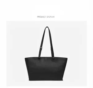 Vista dettagliata della elegante borsa shopper tote nera minimalista da donna in pelle.