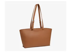 Vista dettagliata della borsa tote in pelle PU marrone con manico e fibbia metallica.