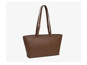 Dettaglio borsa shopper in ecopelle marrone con manici sottili e fibbia metallica da lavoro.