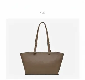 Vista dettagliata della borsa tote a spalla kaki elegante con sottili cinturini e fibbia in metallo.