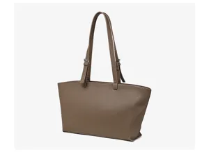 Borsa a spalla marrone in ecopelle, elegante shopper minimalista da donna per uso quotidiano.