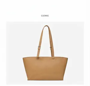 Vista dettagliata della borsa tote da lavoro marrone in pelle PU con sottili spallacci.