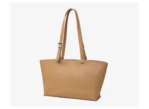 Vista ravvicinata della borsa tote da commuter in ecopelle resistente con spallacci regolabili.
