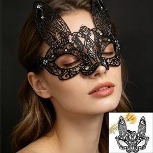 Detailansicht einer eleganten schwarzen Metall Hasen Maske mit Strasssteinen für Damen.