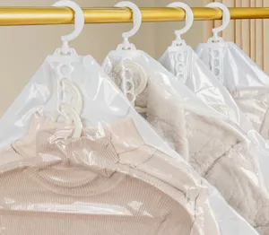 Sacs de rangement de compression sous vide suspendus pour manteaux épais et vêtements d'hiver.