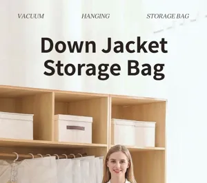 Vue de détail rapprochée de sacs de rangement sous vide suspendus dans une armoire en bois.