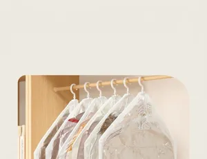 Vue détaillée de sac de rangement suspendu, housse transparente anti-poussière pour penderie.