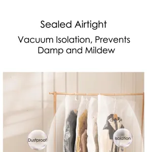 Vue détaillée de sacs de rangement à compression sous vide suspendus pour manteaux et habits.