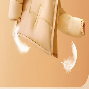 Gros plan sur les détails de la doudoune beige confortable, montrant texture et rembourrage.