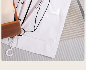 Vue détaillée d'un sac de rangement sous vide suspendu avec crochet pour vêtements et couettes.