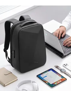 Wasserdichter Business Laptop Rucksack mit Anti-Diebstahl-Schloss und modernem Design für Herren.