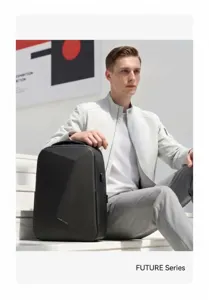 Detailaufnahme des schwarzen geometrischen Business-Laptop-Rucksacks mit Model.