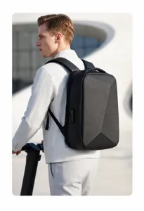 Nahaufnahme des Anti-Diebstahl-Laptop-Rucksacks im Freien vom Model getragen, ergonomisch.