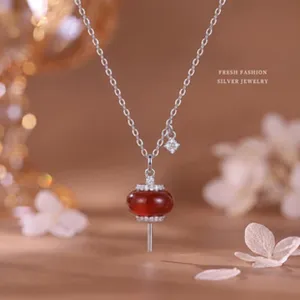 Filigrane S925 Silber rote Laterne Anhänger Halskette, feines Detail und eleganter Stil.