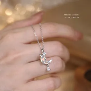 Silberne Mond Gänseblümchen Blume Anhänger Halskette Detail mit funkelndem Kristall und Kette.
