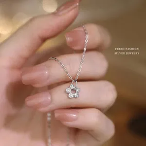 Nahaufnahme der zarten Silber Gänseblümchen Anhänger Halskette mit funkelnden Zirkonias.