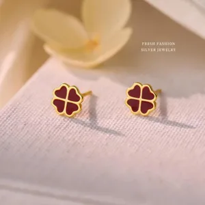 Silberne vierblättrige Kleeblatt Ohrstecker für Damen, schöner und schlichter Schmuck.
