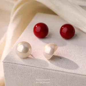 Minimalistische elegante Perlen und rote Kugel Ohrringe fuer Damen Schmuck Geschenke.
