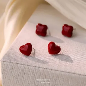 Rote Herz- und Blumen-Ohrstecker für Damen, süßes und minimalistisches Silberschmuck-Design.