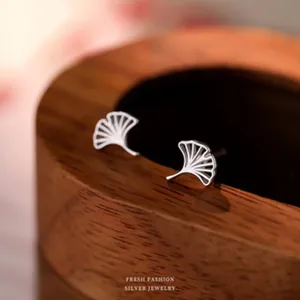 Silberne Ginkgoblatt Ohrstecker für Damen, schlicht und frischer Schmuck, feines Accessoire.