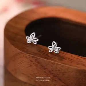 Nahaufnahme Detail von Sterlingsilber Gänseblümchen Ohrringen, eleganter und frischer Schmuck.