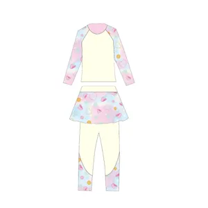 Détail de maillot de bain manches longues enfant, motif fraise mignon et dégradé pastel.
