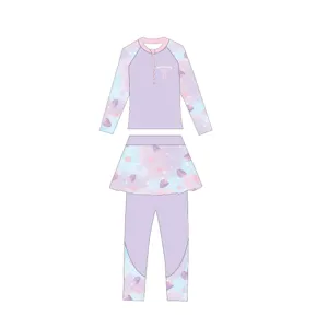 Détail de motif de fraise mignon sur ensemble maillot de bain manches longues enfant.