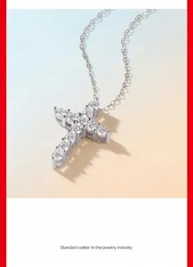 Vista dettagliata della collana con ciondolo a croce in argento sterling con pietre moissanite.