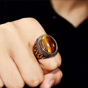Elegante anello vintage in occhio di tigre con design a fiamma retro, gioiello da uomo.